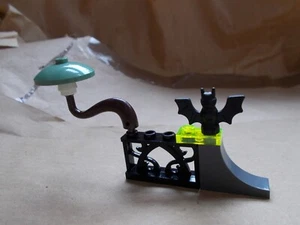 NEU GRUSELIGES LEGO HALLOWEEN SET (A) LEUCHTEN IM DUNKELN LICHT SCHWARZ GRUSELIGES GELÄNDER FLEDERMAUS - Bild 1 von 4