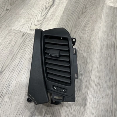 2015-2020 Chevrolet Suburban Tahoe GM Dash centro de ventilação driver LH 23464302 - Imagem 1 de 4