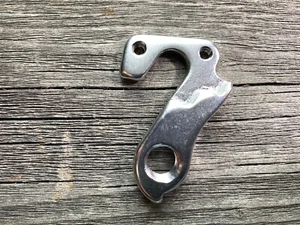 COLGANTE DE DESVIADOR TRASERO MARCO BICICLETA PARA BICICLETA DE MONTAÑA DE CARRETERA #59 PLATA - Imagen 1 de 2