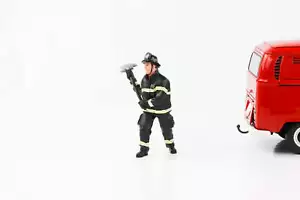1:18 Figur Feuerwehr Firefighter Feuerwehrmann mit Axt American Diorama Figuren - Picture 1 of 2
