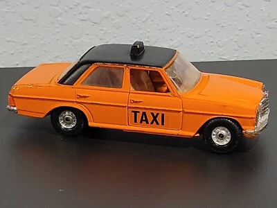 Vintage 1:36 Corgi MERCEDES BENZ 240 D (TAXI CAB - ORANGE) Pre-owned  - Image 1 of 4