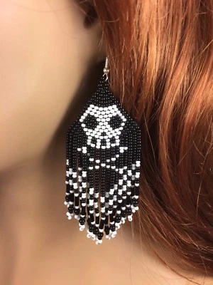 PENDIENTES GANCHO ÉTNICOS ARTESANALES CALAVERA Y HUESOS CRUZADOS HECHOS A MANO NEGRO BLANCO E58/8 Foto 1 de 3