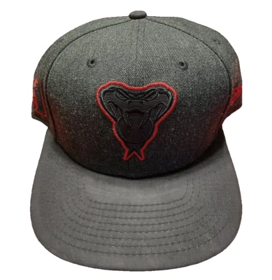 Boné Snapback New Era 9FIFTY Arizona Diamondbacks Bordado Cobra Cinza Preto  - Imagem 1 de 4