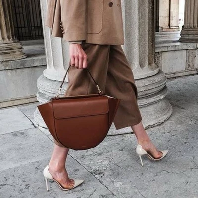 Bolso de mano Wandler Hortensia de cuero de becerro tostado bandolera de diseñador hecho en Italia Foto 1 de 4