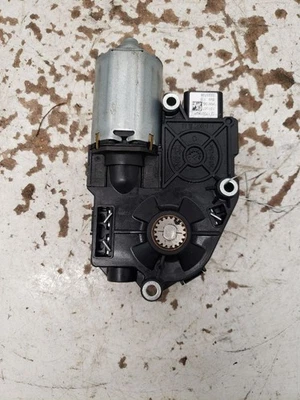 V60       2015 Roof Motor 1389907 - Image 1 of 4