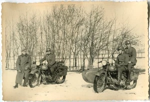 GERMAN WWII ARCHIVE PHOTO: WEHRMACHT SOLDIERS & MOTORCYCLES WITH SIDECARS - Picture 1 of 6
