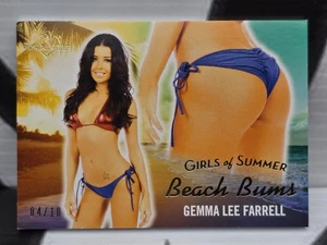 2025 BENCHWARMER GIRLS OF SUMMER ** GEMMA LEE FARRELL ** BEACH BUMS #4/10 - BUTT - Bild 1 von 3
