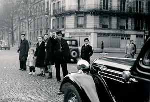 PARIS c. 1938 - Verkehrspolizist genagelte Passage - Div 3722 - Bild 1 von 2
