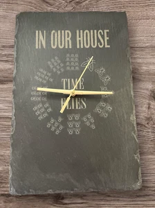Personalisierte Lasergravur Schiefer Küchen Wanduhr "Die Zeit fliegt" JEDER TEXT - Bild 1 von 1