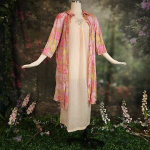 Vintage 1960's Housedress Robe Bright Pink Floral Rounded Collar 3/4 Sleeve Mod 