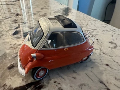 Vintage REVELL BMW ISETTA 250 1/18 Scale Die Cast Model Car - Image 1 of 4