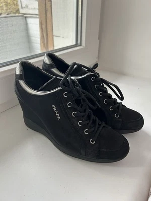 Tenis deportivos Prada de cuero negro y nailon con cordones con cuña talla 39 Foto 1 de 4