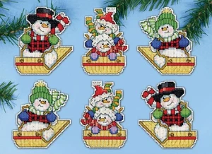 DIY Design Works Sledding Snowmen Christmas Plastic Canvas Ornament Kit 6882 - Picture 1 of 3