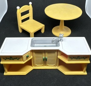 Calico Critters gelb Tisch Stuhl Waschbecken Theke Ersatzstücke Möbel - Bild 1 von 6