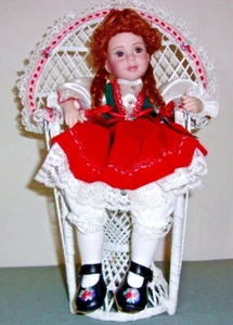 Muñeca de porcelana T&T lista para fiesta de té con su propia silla de mimbre - Imagen 1 de 8