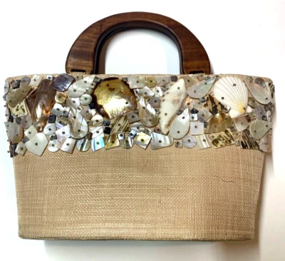 Cartera de mano de playa con cuentas Seashells cartera tejida asas de madera neutras forradas Foto 1 de 4