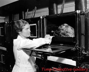 Basting a Thanksgiving Turkey - 1937 - Historischer Fotodruck - Bild 1 von 1