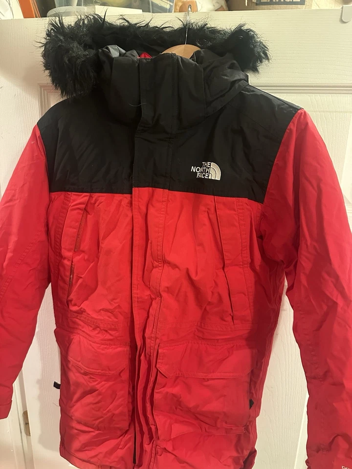 Chaqueta de invierno The North Face para niños talla grande (14-16), roja y negra Foto 1 de 4