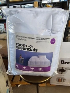 Room Essentials All Season Down Alternative Comforter King* - Picture 1 of 2