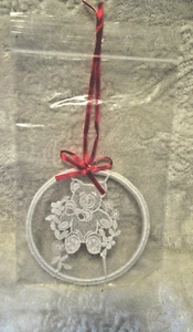 Decorazione pizzo bianco~ornamento~orsacchiotto~fiori~rotondo~nastro raso rosso - Foto 1 di 7
