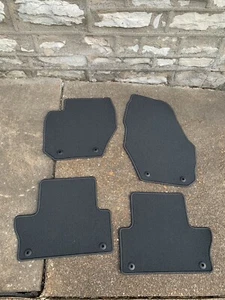 Juego de 4 alfombrillas negras 39800562 originales Volvo XC60 2009-2017 originales ~ ligeramente usadas - Imagen 1 de 13