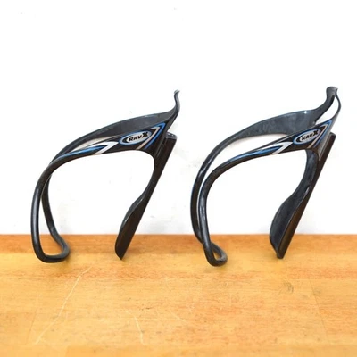 Jaulas para botellas de agua de carbono RavX Gamma brillantes negras y azules (juego de 2) Foto 1 de 3