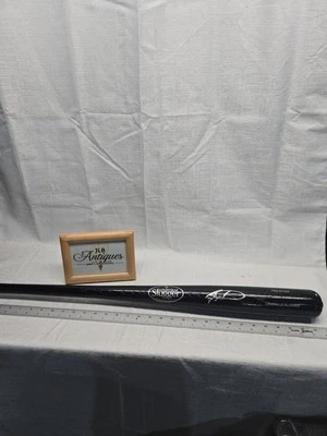 RYAN HOWARD SIGNED 33 OZ LOUISVILLE SLUGGER PRO STOCK BAT BECKETT AUTHENTIC AUTO - Image 1 of 4