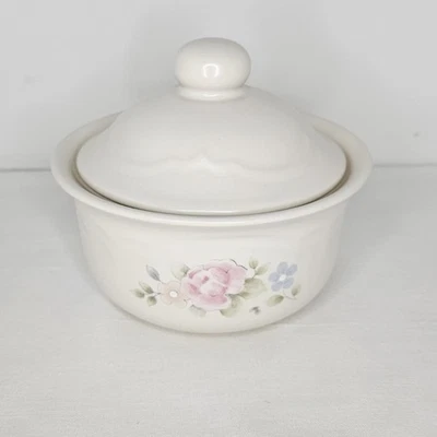 Tina de mantequilla de rosa con tapa Pfaltzgraff Foto 1 de 4