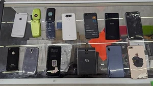 Lot de smartphones iPads téléphones portables pour pièces, ferraille, réutilisation. Non testé - Photo 1 sur 2