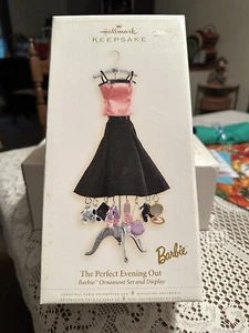 Hallmark Barbie 2006 ""The Perfect Evening Out"" Ornament Set und Display - Bild 1 von 3