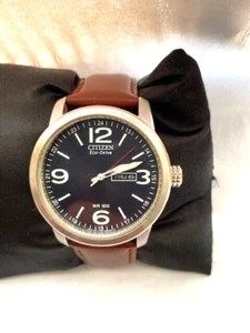 Citizen Mens EcoDrive 100MT WR Day&Date Leather Strap Watch E101-S084421 - Picture 1 of 12