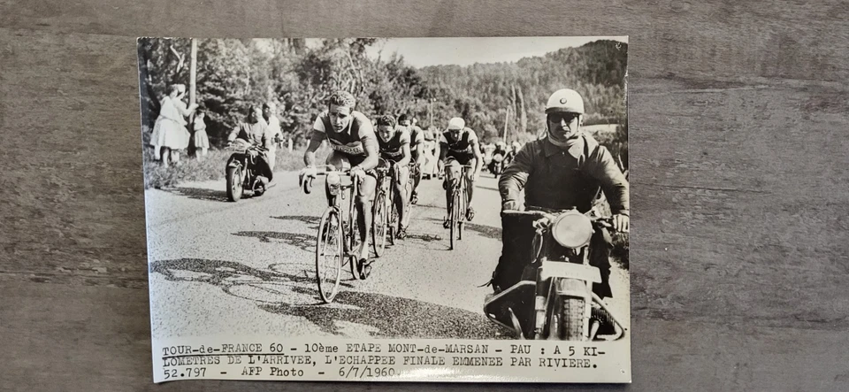 PHOTO  PRESSE  CYCLISME / ANNEE   1953  A  1960  /  ECHAPPEE  DE  RIVIÈRE   - Photo 1/1