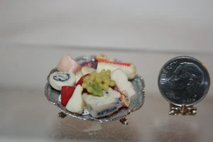 Casa de muñecas miniatura Janet Uyetake elegante bandeja plateada surtido de frutas y quesos - Imagen 1 de 9