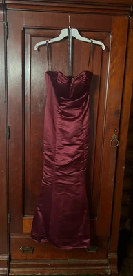 Vestido de dama de honor/promoción Bill Levkoff forrado sin tirantes en vino, talla 2 Foto 1 de 4