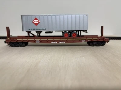 S Gauge S-Helper #00193 standard flatcar Union Pacific (UP) with REA Trailer - Image 1 of 4