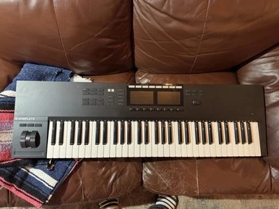 Native Instruments Komplete Kontrol S61 MK2 Smart MIDI Keyboard Controller - Image 1 of 4