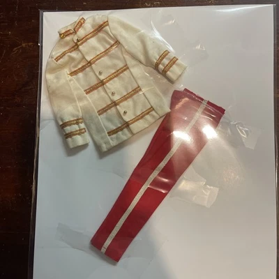 Barbie Ken Drum Major #775 1963 charreteras faltan en los hombros de la chaqueta Foto 1 de 4