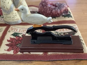 Vintage handbemalter Gusseisen Nussknacker Ente auf Holzsockel Vintage Sammlerstück - Bild 1 von 5