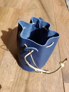 Borsa Bushcraft blu vera pelle. Cordino anello da cintura. Rievocazione. Medievale. - Foto 1 di 8