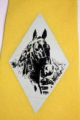 Corbata de cuello de colección artesanía años 40 50 pintada a mano cabeza de caballo sobre corbata amarilla 50,5" x 3,75" Foto 1 de 4