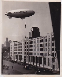 DIRIGIBLE & SINGER BUILDING LOWER MANHATTAN*Rare VINTAGE Iconic 1931 press photo - Picture 1 of 2