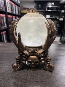 Martha Stewart Home Halloween Kristallkugel weiß Wirbel goldfarben Sound & Bewegung - Bild 1 von 2