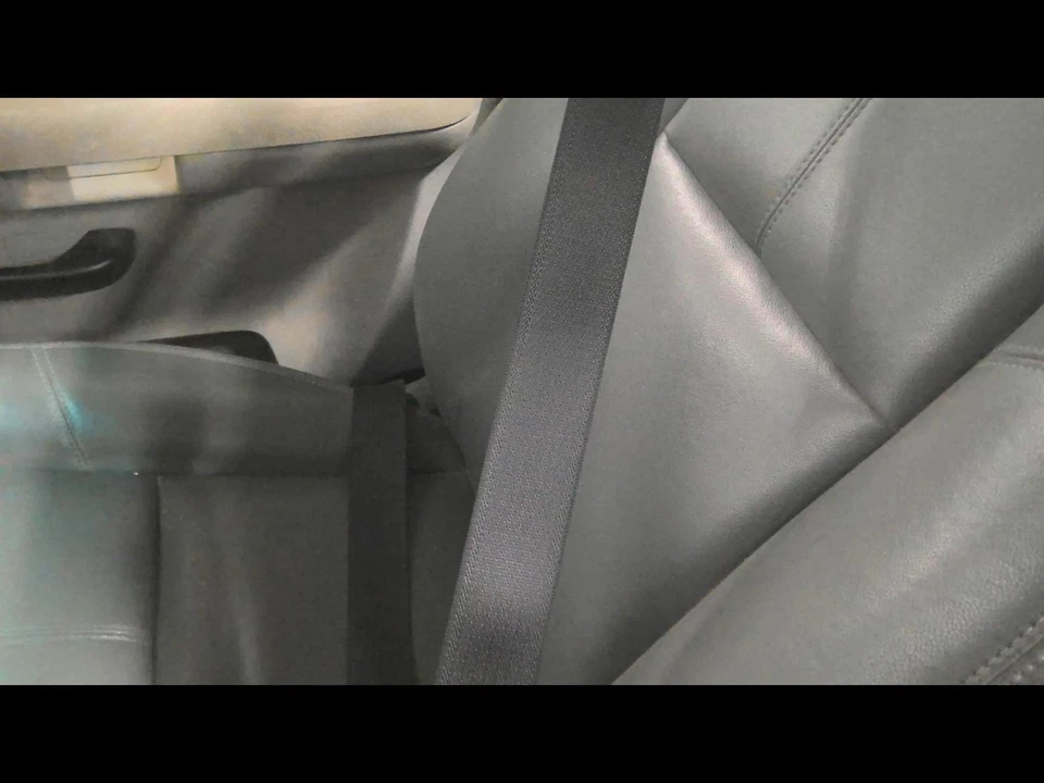 Used Front Right Seat Belt Front fits: 2008 Chevrolet Silverado 2500 pickup buck - Imagem 1 de 4