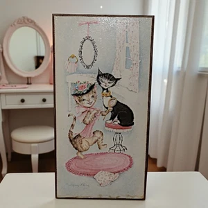 Seltener Mid Century Margery D'Arcy Katzen in Puderstube Lithographie Druck - Bild 1 von 5