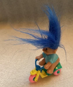 Troll Figur auf einem Dreirad Fahrrad - Bild 1 von 5