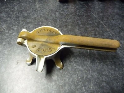 presse a aliments en fonte ancienne fruits ou viande objet domestique - Photo 1/4