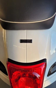 Vespa Emblem GTS Aufkleber Schraubenlöcher Gepäckträger VA-01 Union Jack - Bild 1 von 3