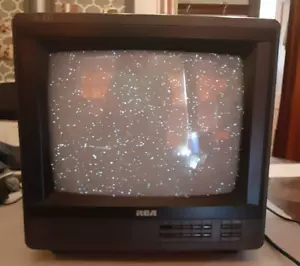 VTG 13" RCA XL-100, Vintage Retro TV, X13131EB 1989, powers on w/missing button - Picture 1 of 12