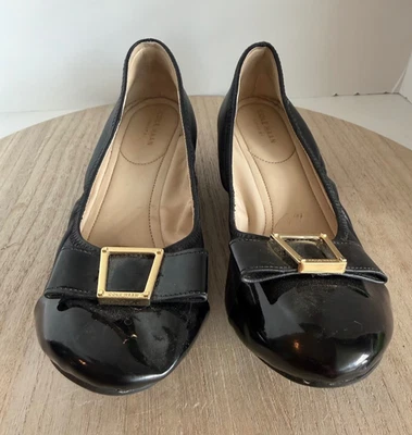 Zapatos planos de ballet Cole Haan de charol negro con hebilla dorada para mujer talla 9B Foto 1 de 4