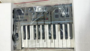 Controlador de teclado MIDI Nektar Impact LX25+ programable de 25 teclas negro - Imagen 1 de 6